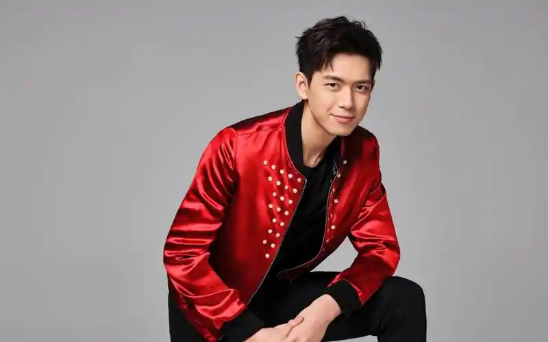 时尚男神李现穿红衣服展现个人魅力写真