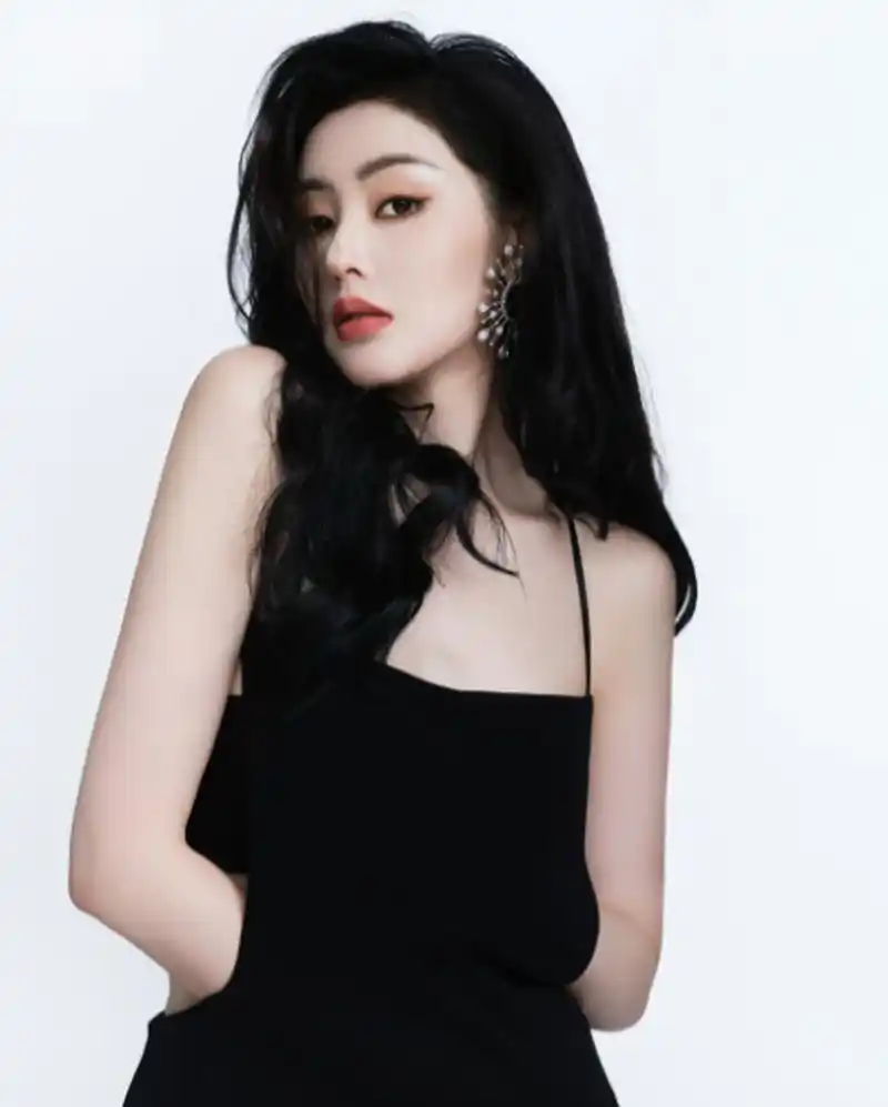 张天爱 张天爱的一组美照曝光,她一头长卷发妩媚撩人,身穿黑色吊带裙