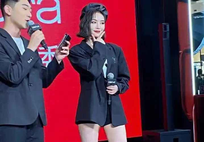 许佳琪参加活动,现场路人随意抓拍生图,没瘦身特效的腿我真酸了_双腿