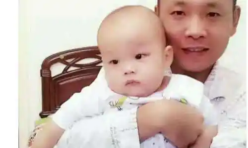 祁隆的小孩和老婆的照片