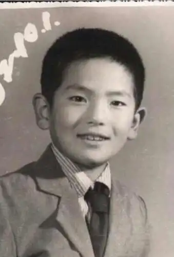 简介:六一节周杰伦黄晓明童年照曝光 帅气可爱,分享一组周杰伦图片给