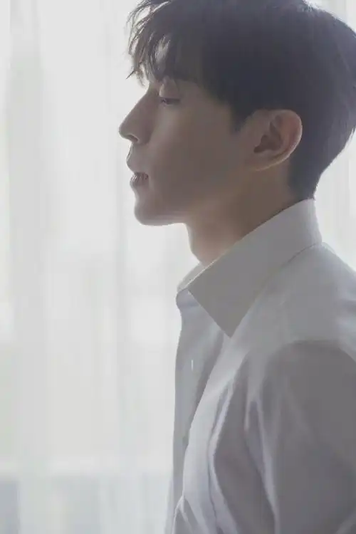 韩剧男主已经有那味了,这个下颚线 侧颜真的是让人心动@邓伦#邓伦纯白
