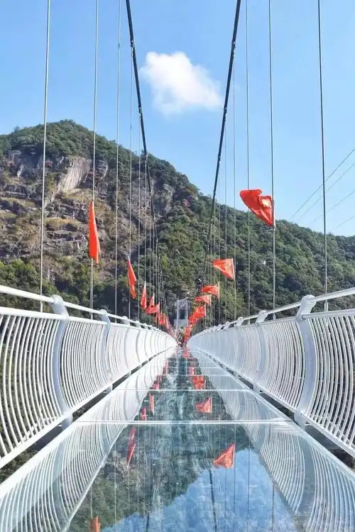 318米长,70层楼高的玻璃栈道你敢走不?