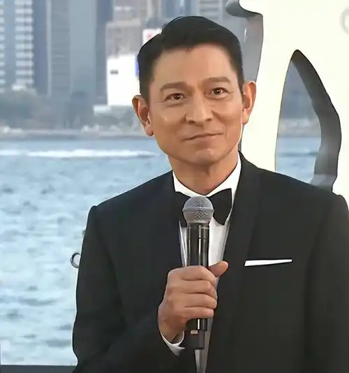 刘德华和许鞍华在红毯上的合照,仿佛看到了许鞍华在耍我,和刘德华牵着