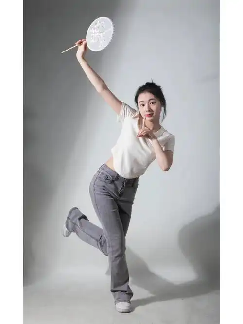 美术生速写照片  在这些速写照片中,每一个细节都充满了甜蜜与温馨.