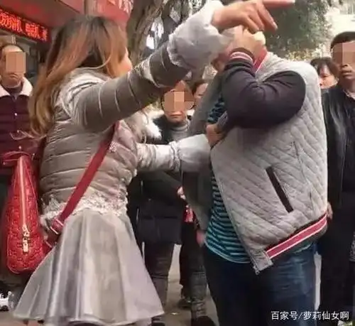 你见过两个女人打架吗?安徽一个女人打骂她的丈夫