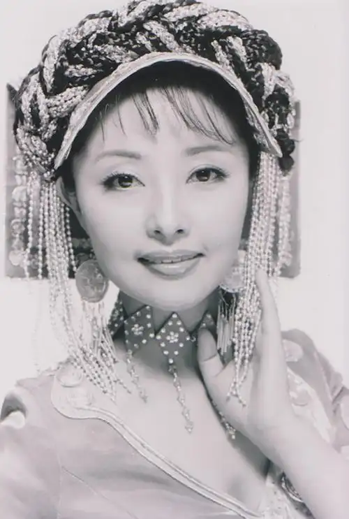 曾获全国三八红旗手称号,现为中国音乐家协会会员,中国少数民族文化