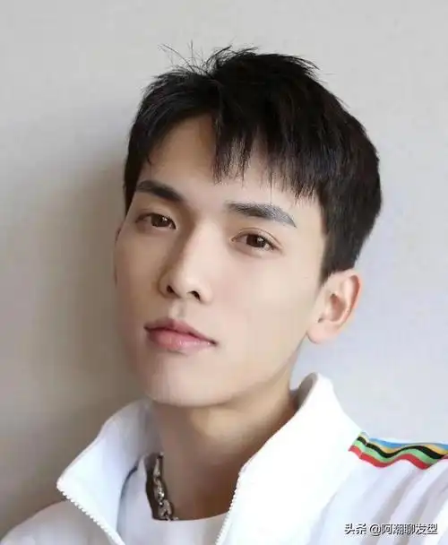 2021年流行的男生发型参考 这10款短发超帅气