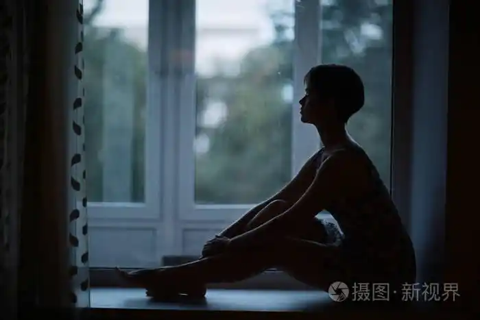 女人坐在窗台上