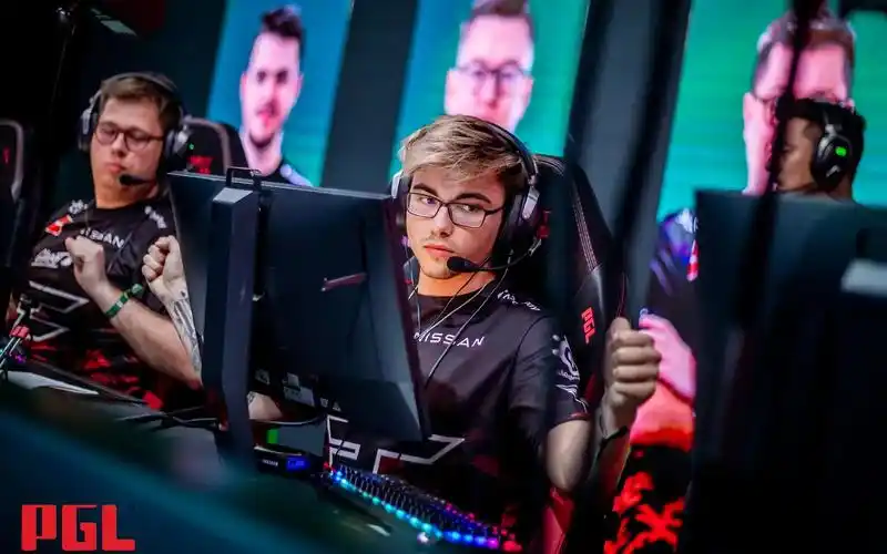 csgo40秒让总监告诉你用a4还是a1