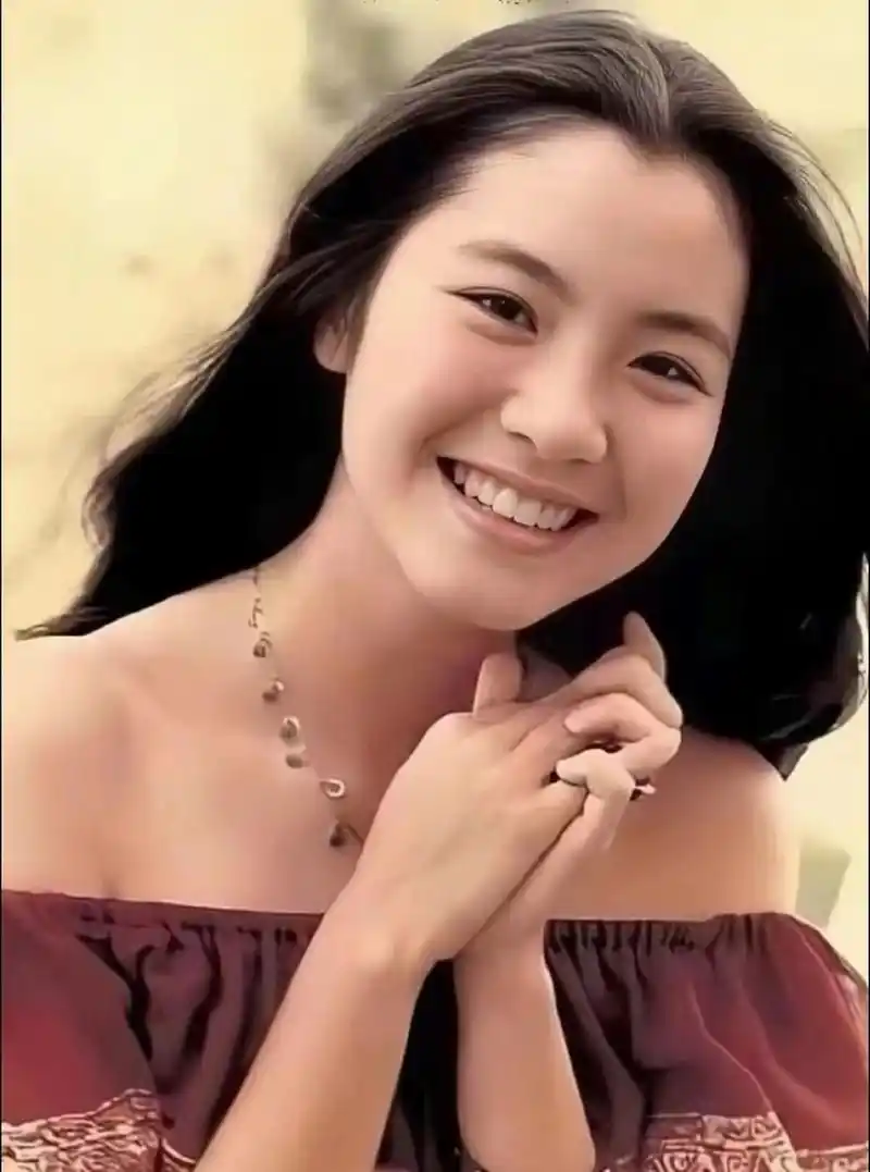 年轻时的照片,那个年代没有美颜没有滤镜更没有整容技术,所以那时候