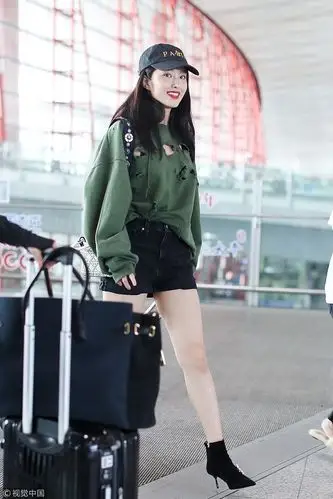 "冯女郎"杨采钰穿破洞卫衣潮范足 涂红唇露长腿实力吸睛