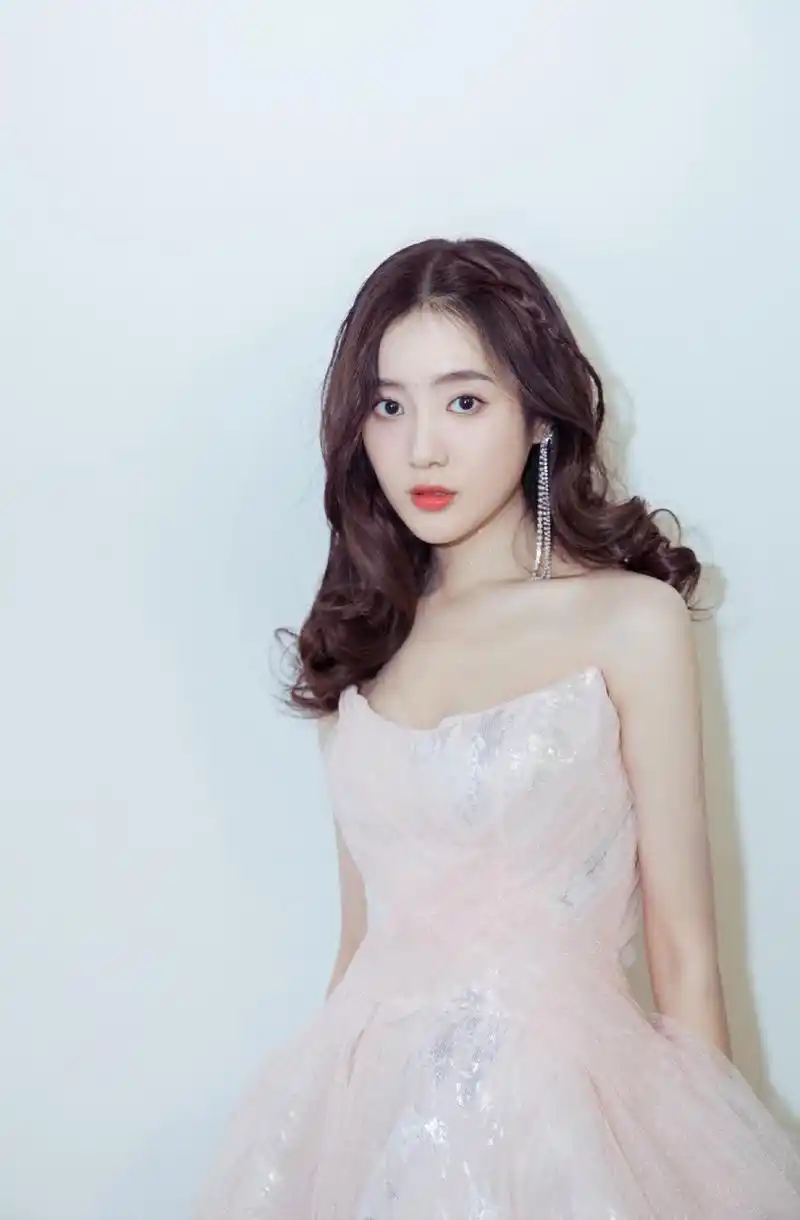 她像恋爱时的少女,青春活力气息满满——演员王梓薇