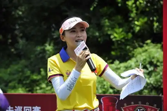 主持人周恋新浪体育讯 6月29日,2012郎酒-红花郎杯高尔夫巡回赛在上海