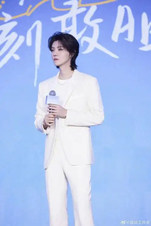 #柳丝木品牌全球代言人鹿晗##胶囊防晒无处不shine###