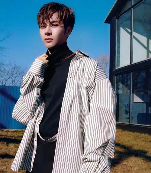 王嘉尔拍复古大片 脚踩10厘米粗跟鞋