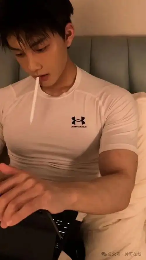 183cm肌肉游泳体育生,腹肌小狼狗太行了!