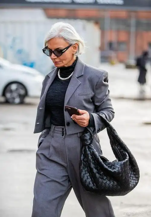 时尚奶奶穿搭秘诀,优雅,舒适和年轻,衣着简约又迷人