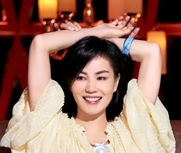 导言:王菲,这位长时间统治乐坛天后宝座的歌手,看似冷漠高傲,但她内心