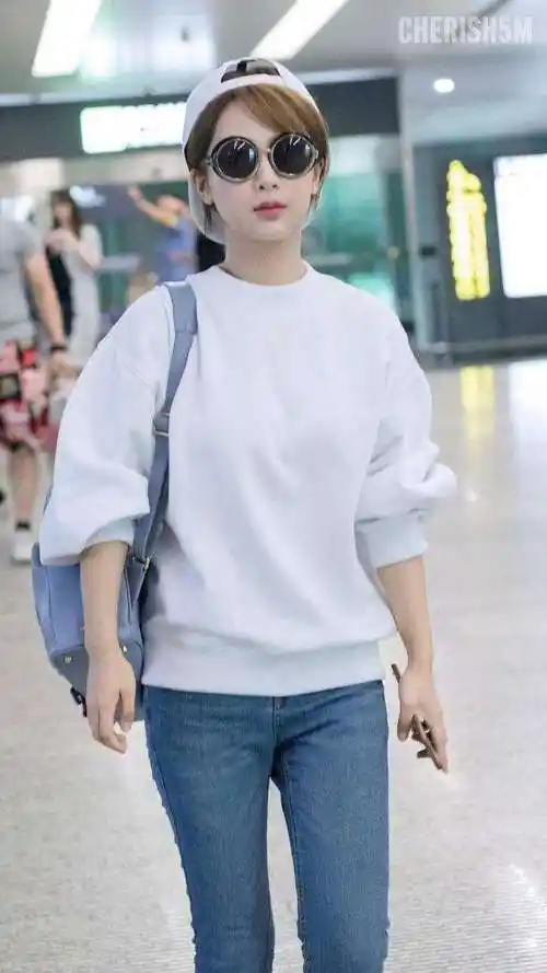 杨紫机场照, 白色卫衣牛仔裤, 却还是美得不像话