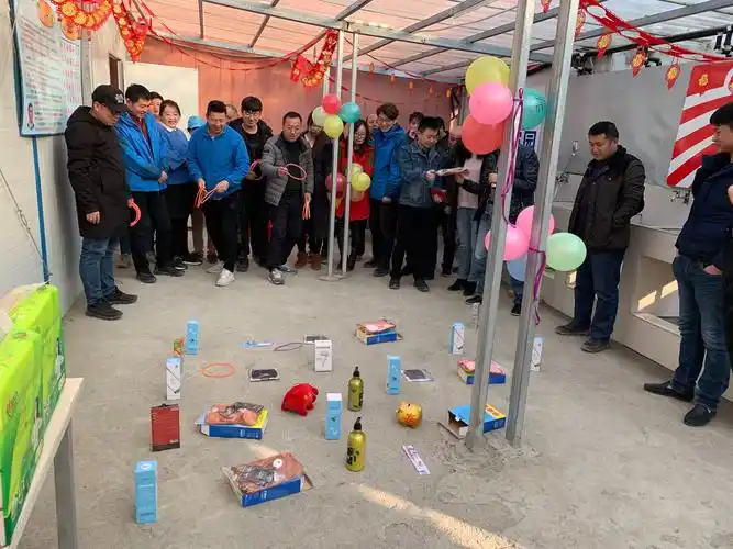 大家一起套圈.现场摆好奖品,员工们个个跃跃欲试,准备一展身手.