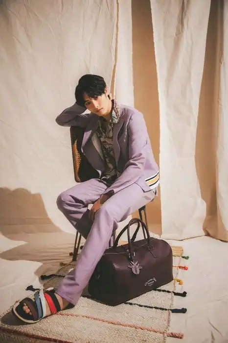 曹佑宁曝复古时尚大片 慵懒帅气眼色撩人[1]