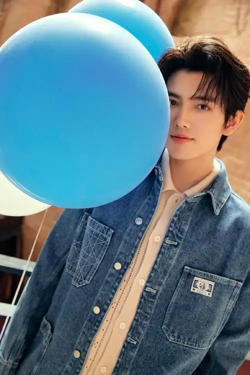 陈飞宇晒照庆24生日,怀抱气球阳光帅气,精修图宛如卡通人物