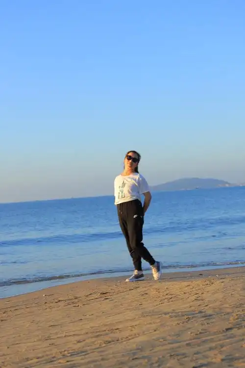 湾海滩,偶遇拍照小艺人,经不住几番纠缠付款后照了几张所谓的沙滩照