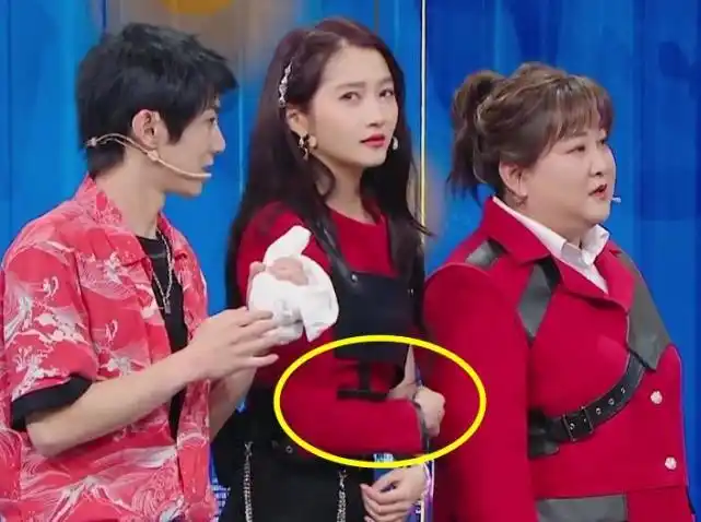 关晓彤生理期录节目被泼凉水疼到尖叫瞬间脸色苍白捂着肚子