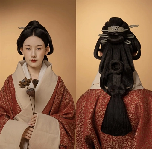 白,眉毛较黑,这时候已经有了朱砂,用了涂抹面颊和嘴巴,发型都比较简单