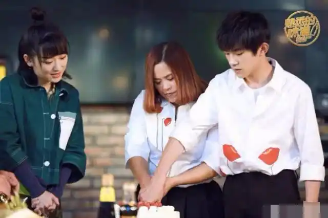 易烊千玺带妈妈上节目 穿亲子装超有爱