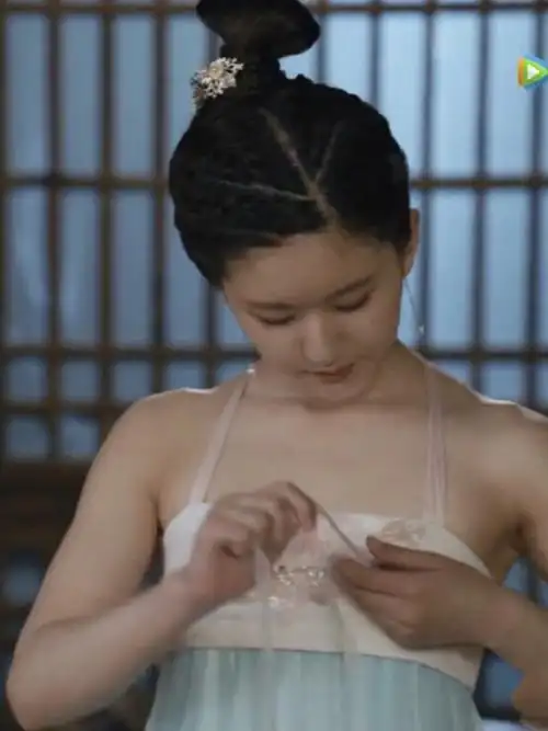 赵露思看起来微胖都怪斜方肌!