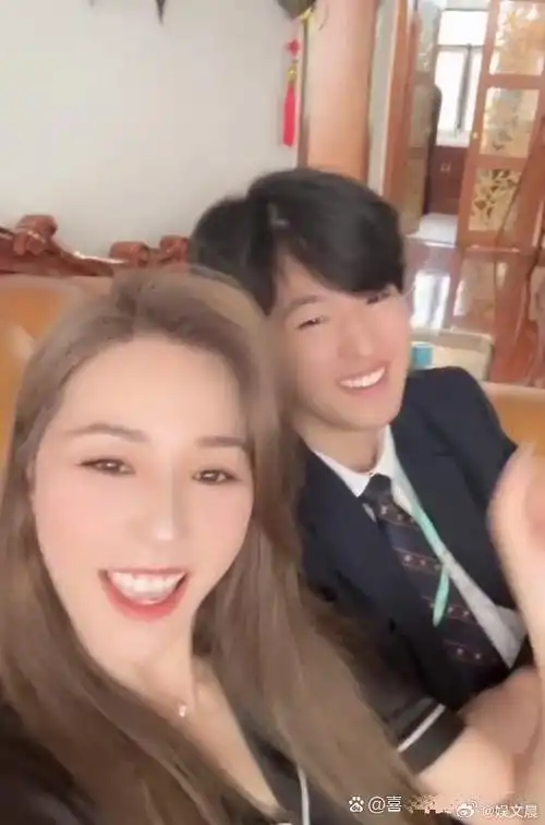 马景涛的老婆晒出儿子17岁生日身高快一米八了,和妈妈