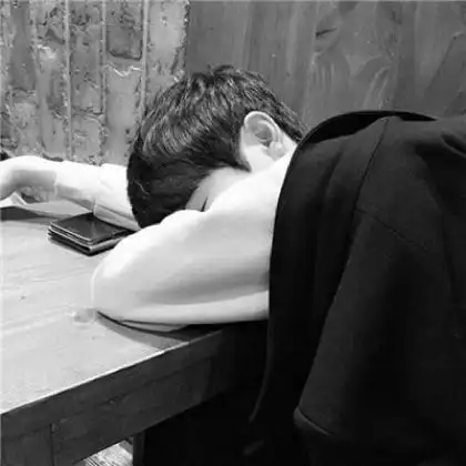 黑白帅气头像男生背影图片期待你突如其来的关心