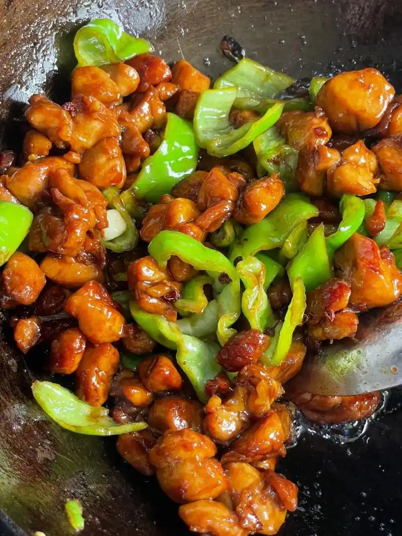 很多人生炒鸡做不好,要么腥,要么老,其实很简单,掌握几个技巧你做的