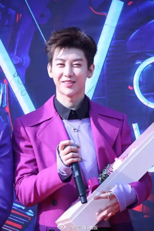 第四届音悦v榜年度盛典#中韩人气组合#uniq#今天身穿紫色应援色的衣服