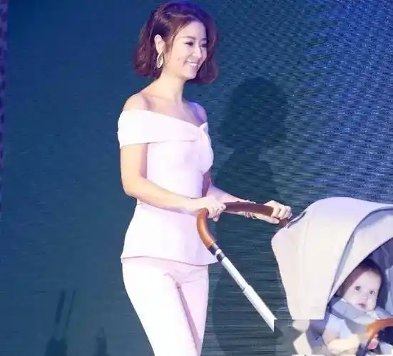 林心如出席活动,疑不穿内衣引热议!