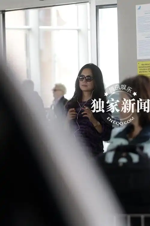 高清:赵薇抵威尼斯露双下巴 一出机场忙抽烟