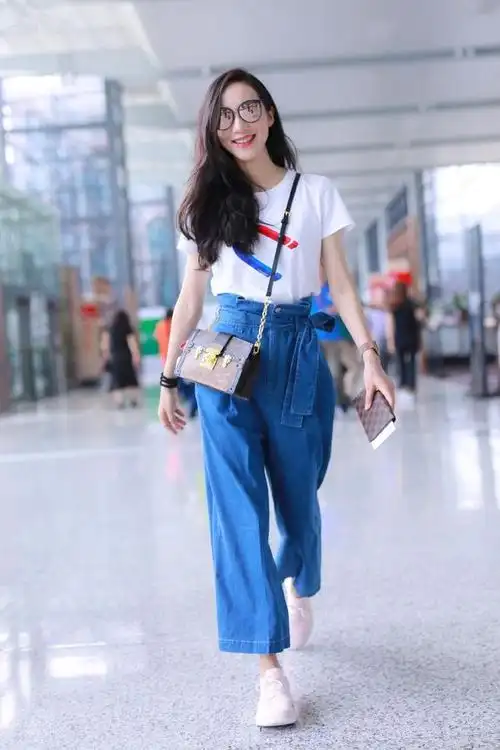 韩雪穿白色印花t配阔腿牛仔裤现身行走间笑容灿烂秀长腿气场十足