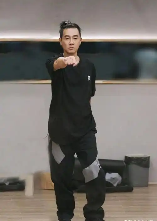 26年后再看陈小春:他的演艺之路,他的伴侣应采儿都堪称娱圈罕有