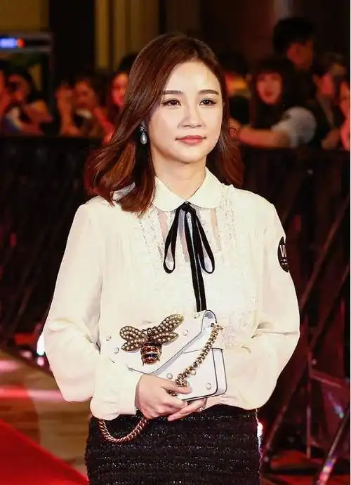 王思聪前女友雪梨孕期发福网红脸变圆脸身高成亮点