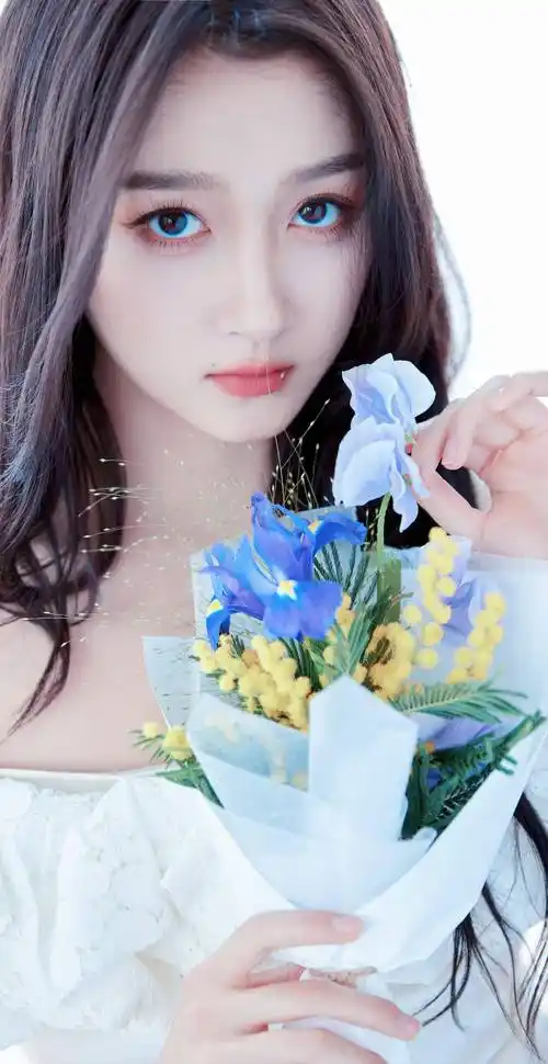 关晓彤甜美碎花大片,身穿白色露肩短裙,散发着醉人的清新花香