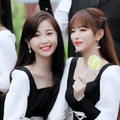 虞书欣喂孔雪儿吃沙拉有谁注意她自己的嘴巴入戏太深