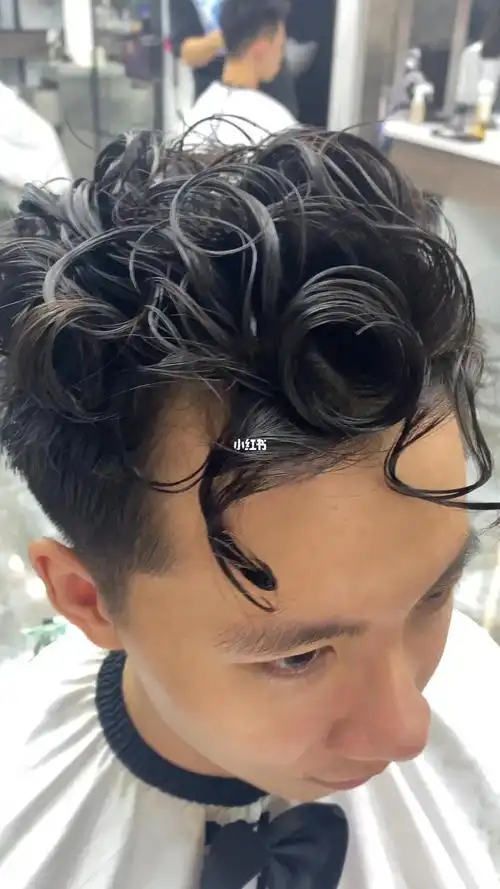 韩式烫发男士发型纹理三七分