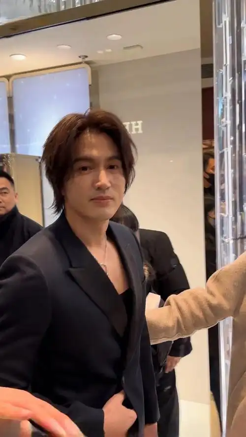 47岁言承旭一袭黑色西装出席活动,依旧帅气十足