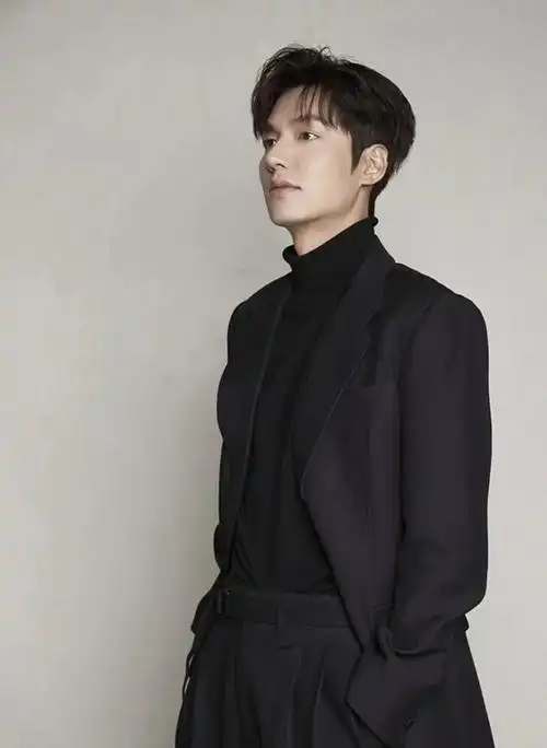 37岁李敏镐近照越发浮肿,还撞脸孙楠,引发网友热议