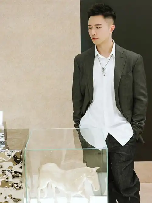 宽松的白衬衫和西服搭配春天惬意感