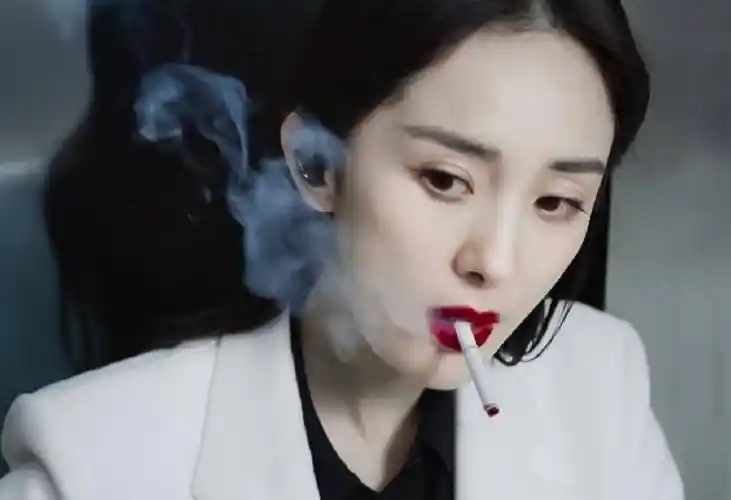 杨幂抽烟当她吐出烟雾那刻看清唇妆才知她是真演还是错位演