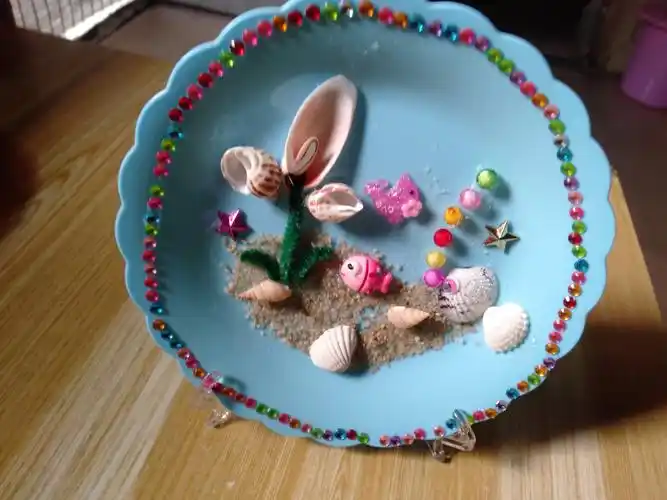 实验二小三(2)班刘雨欣暑假动手小制作贝壳画《海洋的奥秘》.