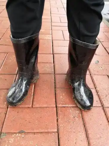 我穿雨靴 雨中穿雨靴